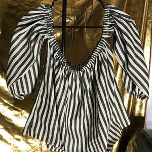 Cute Top, Shoulders out !😍